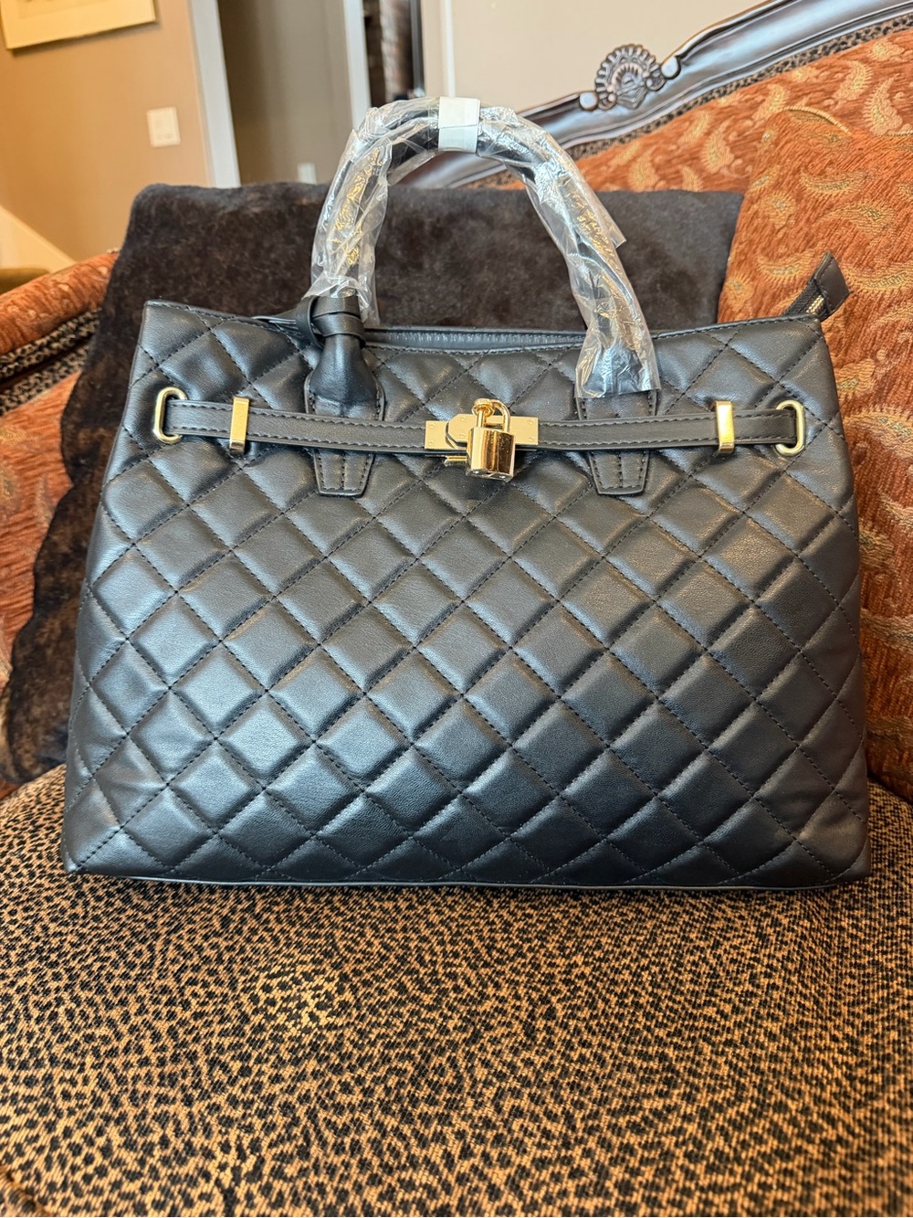 NWT Badgley Mischka a lack Quilted Tote with Gold Tone Hardware and Lock & Key - Picture 6 of 13